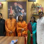 Prajakta Mali Instagram - आज दसऱ्याच्या निमित्ताने ‘ भोसले वंशीय- Maharaja of Nagpur; महाराज श्रीमंत मुधोजीराजे भोसले, त्यांचे चिरंजीव राजे जयसिंग व संघमित्रा यांना भेटण्याचा योग आला.’ . यासाठी आमचे स्नेही विष्णूजींचे आभार. . आता “प्राजक्तराज मध्ये यांच्या खजिन्यातील अलंकारांच्या प्रतिकृती बघायला मिळाल्या तर आश्चर्य वाटून घेऊ नये. . ☺️ #नागपूरदौरा #भोसलेघराणं #राजे #ग्रेटभेट #प्राजक्तराज @chef_vishnumanohar #prajakttamali @🌟