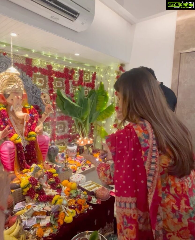 Prakruti Mishra Instagram - Celebrated Ganesh Chaturthi with all my heart every single year, this year came up with a little health turmoil . But with his blessing, I was able to make it up to see him and do his visarjan Aarti at @palakmuchhal3 and @palash_muchhal “s lovely home 🙏🏻 Sab kuch keliye dhanyawad Ganpati Bappa moreya 🙌🏻♥️ Mumbai, Maharashtra