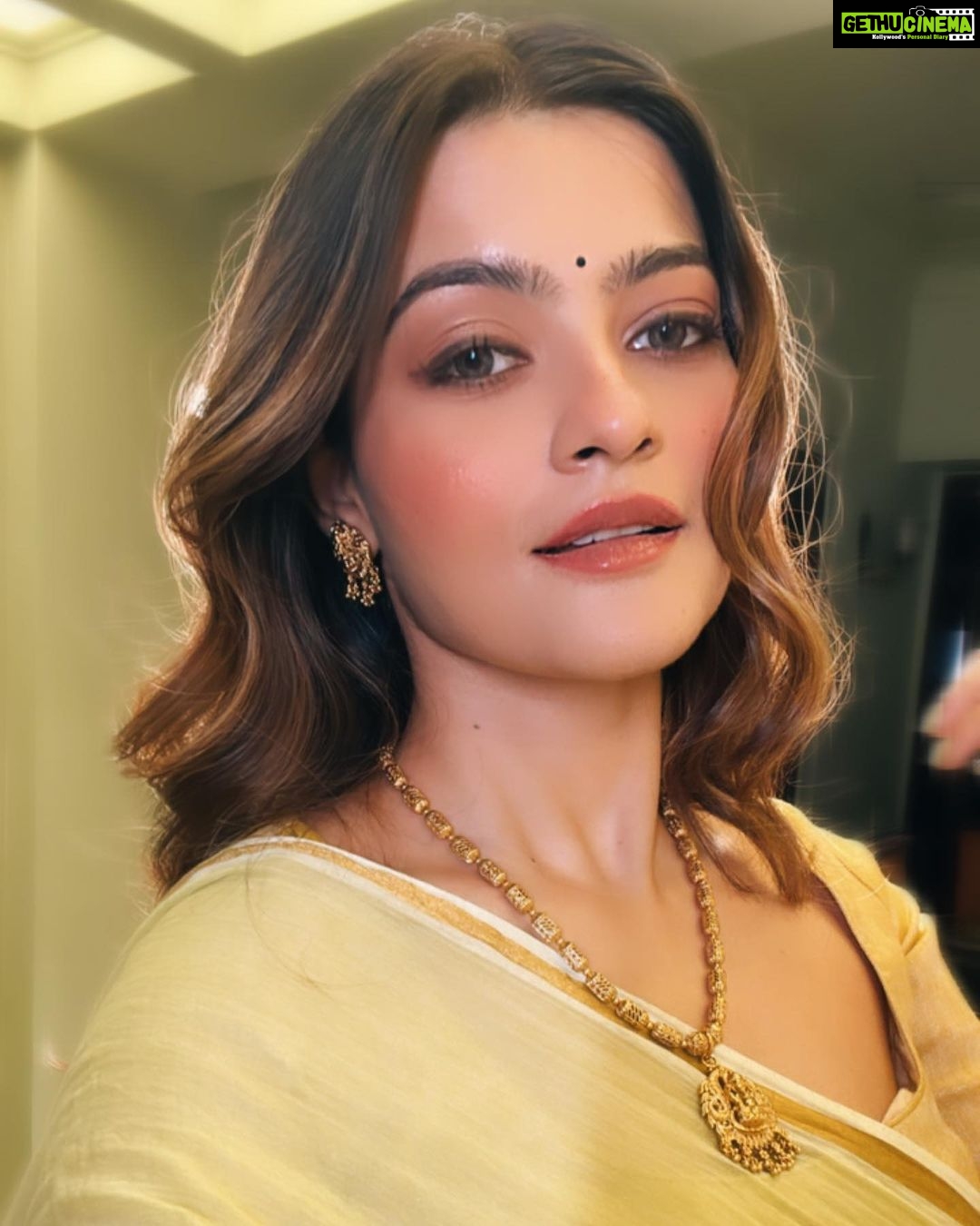 Prakruti Mishra Instagram - Milogey mujhse toh baat bhi karogey , ya bass yunhi dekhte rahogey ? 🤭