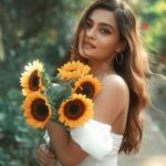Prakruti Mishra Instagram – Khilengi jahan bahaare sabhi mujhe Tu wanha payega ….🌻
.
.
.
.
Shot by @raymudafare 
MUA @nancypamnanimua 
@makeupandhairbydisha