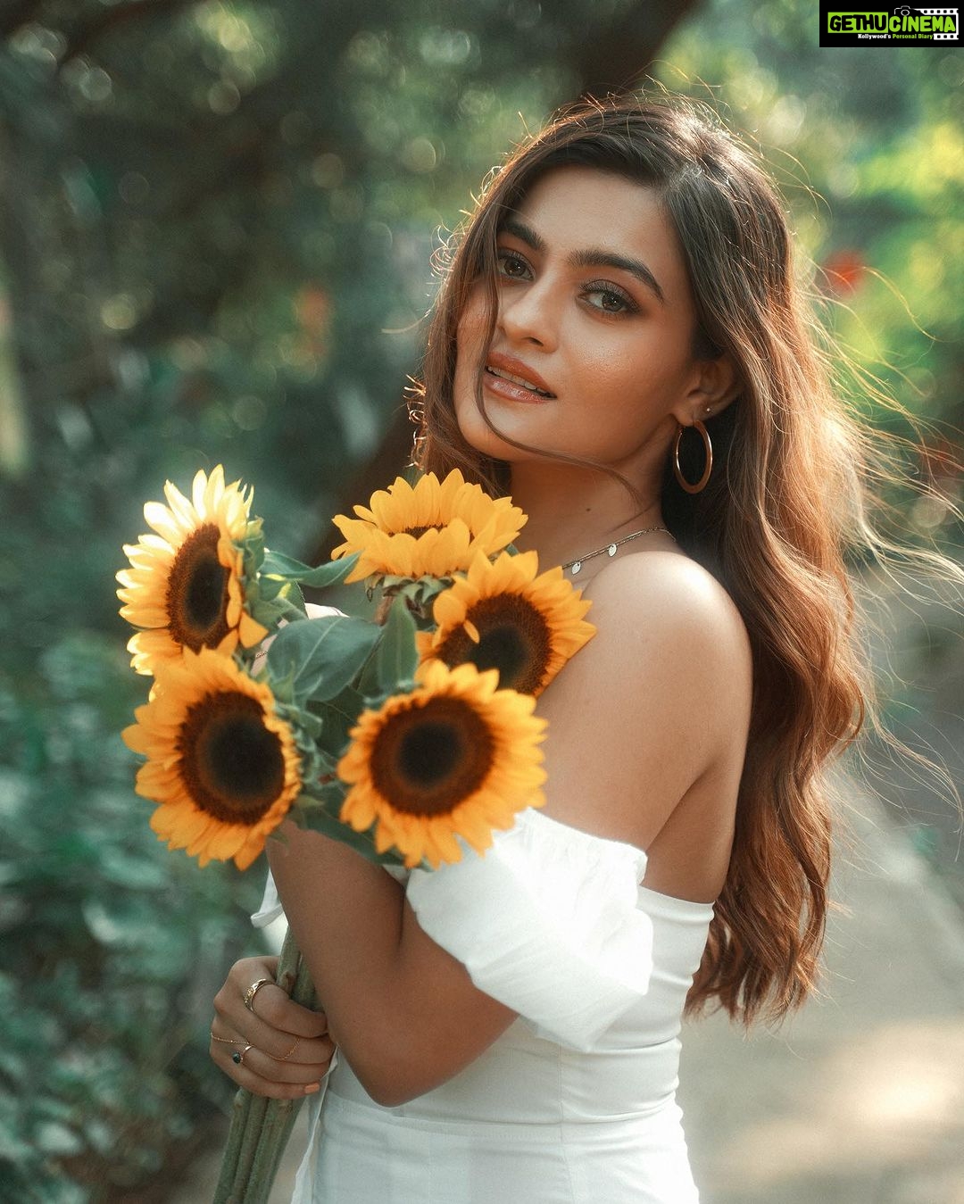 Prakruti Mishra Instagram - Khilengi jahan bahaare sabhi mujhe Tu wanha payega ….🌻 . . . . Shot by @raymudafare MUA @nancypamnanimua @makeupandhairbydisha