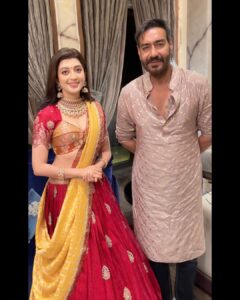 Pranitha Subhash Instagram - A beautiful evening of Navarathri puja #KalyanNavrathri . Met some of my lovely Co stars, Ajay sir , Dileep sir , sonakshi ✨