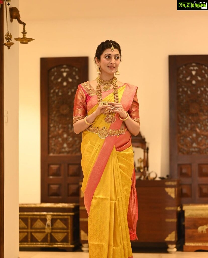 Pranitha Subhash Instagram - I love how India is so diverse and there are so many ways to look traditional . So many different looks based on where you come from, such different outfits, fabrics and jewellery across north south east or west of India. My favourite is the South Indian pattu saree with antique gold jewellery. What’s your favourite traditional Indian look?