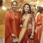 Pranitha Subhash Instagram - A beautiful evening of Navarathri puja #KalyanNavrathri . Met some of my lovely Co stars, Ajay sir , Dileep sir , sonakshi ✨