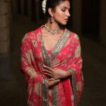Pranutan Bahl Instagram - szn 🪔♥️ Saree- @paulmiandharsh @viralmantra Jewellery- @aquamarine_jewellery Photography- @swapnilnayak these are raw and you’re just amazing ☀️ Hair- @shyamchawan Make up- me 😎😝
