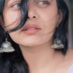 Prarthana Behere Instagram - रंजिश ही सही !!!! 🤍♾️ . #lifeisbeautiful #happiness #🤍♾️ #rainyday #rainandmusic