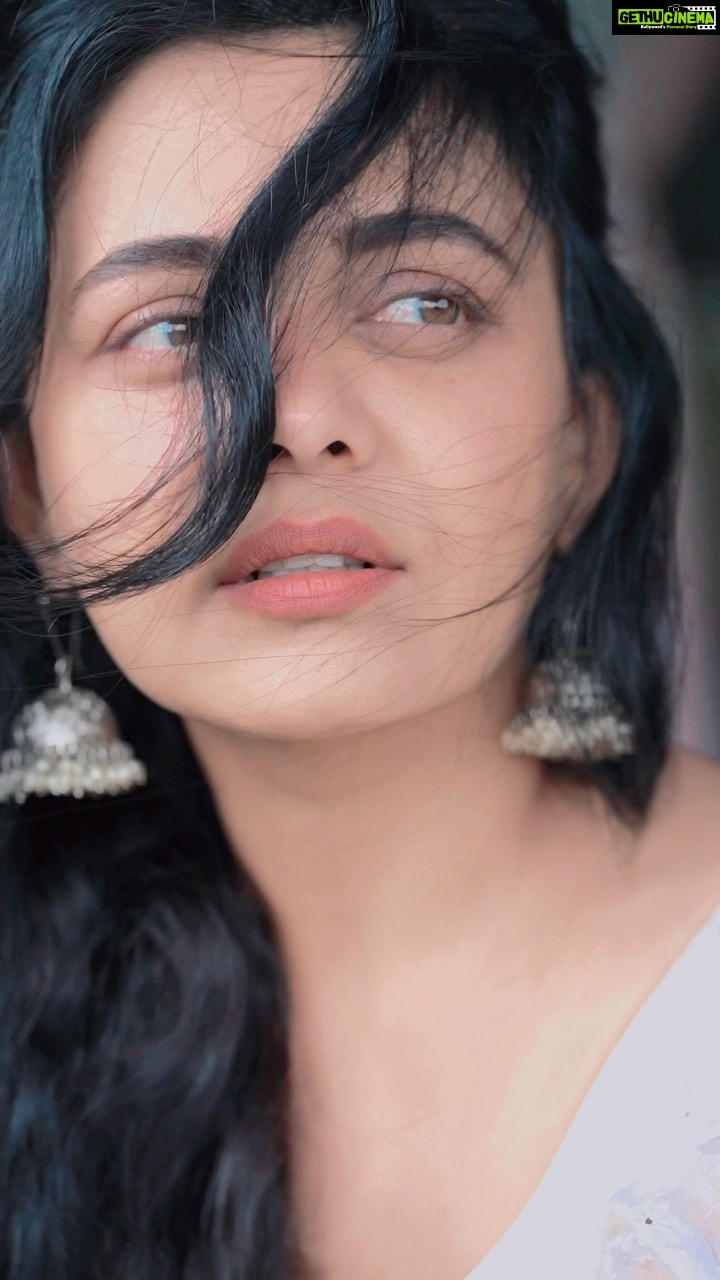 Prarthana Behere Instagram - रंजिश ही सही !!!! 🤍♾️ . #lifeisbeautiful #happiness #🤍♾️ #rainyday #rainandmusic