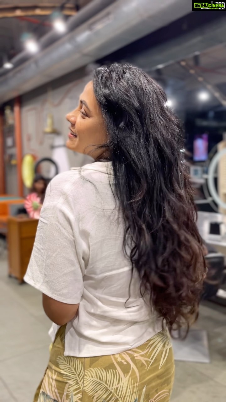 Prarthana Behere Instagram - Rainy days …Curly days … 🤩🤩 Thank youuuu Shine 😘 @shinejanarthanan @timemachinebrides