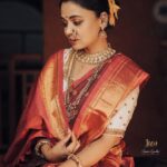 Prarthana Behere Instagram - 🤎 . In frame @prarthana.behere Makeup By:- @mua_prachisabale Jewellery By:- @jizajewellerystudio Video @pscreativefactory Photographer:- @gauravk6677 Outfit @zartaricouture Location @sumbaran_mystic Shoot organised by @jizajewellerystudio #prarthanabehere #newlook #saree #jwellery #photoshoot #marathimulgi #navvarisaree #newme
