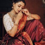 Prarthana Behere Instagram - 🤎 . In frame @prarthana.behere Makeup By:- @mua_prachisabale Jewellery By:- @jizajewellerystudio Video @pscreativefactory Photographer:- @gauravk6677 Outfit @zartaricouture Location @sumbaran_mystic Shoot organised by @jizajewellerystudio #prarthanabehere #newlook #saree #jwellery #photoshoot #marathimulgi #navvarisaree #newme