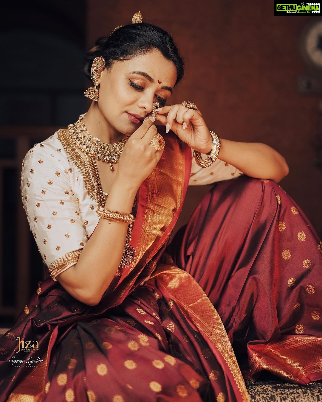 Prarthana Behere Instagram - π€ . In frame @prarthana.behere Makeup By:- @mua_prachisabale Jewellery By:- @jizajewellerystudio Video @pscreativefactory Photographer:- @gauravk6677 Outfit @zartaricouture Location @sumbaran_mystic Shoot organised by @jizajewellerystudio #prarthanabehere #newlook #saree #jwellery #photoshoot #marathimulgi #navvarisaree #newme
