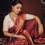 Prarthana Behere Instagram - 🤎 . In frame @prarthana.behere Makeup By:- @mua_prachisabale Jewellery By:- @jizajewellerystudio Video @pscreativefactory Photographer:- @gauravk6677 Outfit @zartaricouture Location @sumbaran_mystic Shoot organised by @jizajewellerystudio #prarthanabehere #newlook #saree #jwellery #photoshoot #marathimulgi #navvarisaree #newme