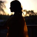 Prarthana Behere Instagram - My monsoon song .. 🧡♾️ बकुळिच्या पुष्पापरी नाजुक फुलले असते गंधाने क्षण अन्‌ रंगांनी केले असते क्षितिजावरले खिन्न रितेपण तू असतीस तर झाले असते !!!!!! ♾️ #song #favoritesong #coffeeanibarachkahi #myfilm #happiness #mood #reelitfeelit #reelsinstagram @everestentertainment @coffeeanibarachkahi_official