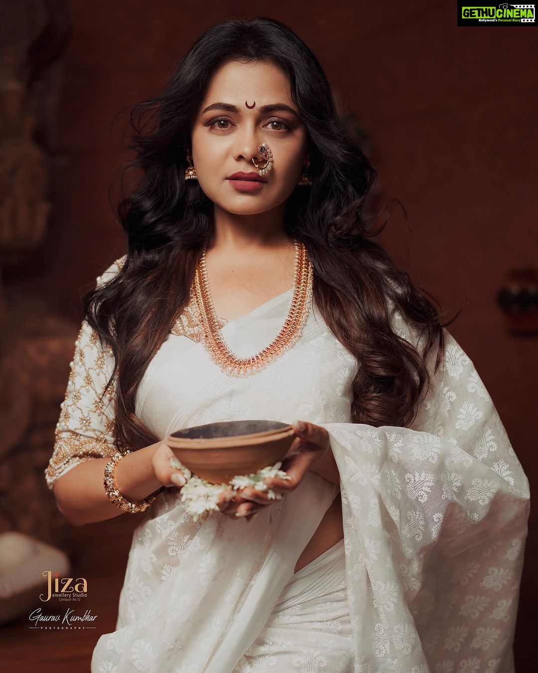 Prarthana Behere Instagram - भक्ति..🤍 In frame @prarthana.behere ♥️ Makeup By:- @mua_prachisabale Jewellery By:- @jizajewellerystudio Photography:- @gauravk6677 Sari @shilpjeet_fashion_studio Blouse @zartaricouture Location @sumbaran_mystic Shoot organised by @jizajewellerystudio @marathicelebrityofficial @marathi_kattaa @marathi_actress @beingmarathi @planet.marathi @marathicelebs_com @marathiactressworld #marathicelebrity #celebrity #marathitradition #marathi #marathiculture #fashion #marathimulgi #fashionstyle #celebritystyle #shoot #viralpost #viral #marathiactress