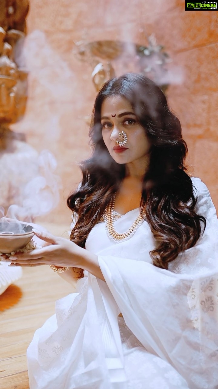 Prarthana Behere Instagram - 🤍♾️… . Makeup By:- @mua_prachisabale Jewellery By:- @jizajewellerystudio Photography:- @gauravk6677 Sari @shilpjeet_fashion_studio Blouse @zartaricouture Location @sumbaran_mystic Shoot organised by @jizajewellerystudio #newphotoshoot #newme #somethingforthefirsttime #saree #sareeshoot #whitesaree #marathimulgi #prarthanabehere