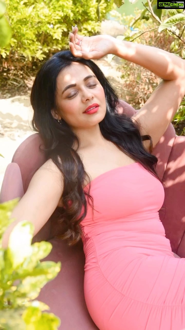 Prarthana Behere Instagram - Sunday vibes 💕🌸 . @sarrikaaaaaa @ishansupriyamilind @sakshi_stylist #sundayvibes #happiness💕 #lifeisbeautiful #happyme #prarthanabehere #photoshoot #newme