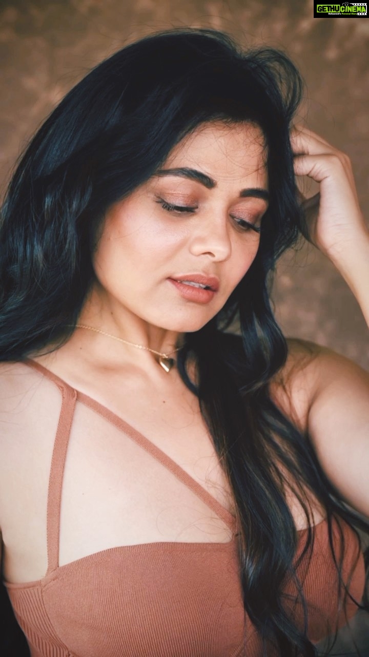 Prarthana Behere Instagram - आँखों का ये अंदाज़ है !!!! 🤎♾ . @sarrikaaaaaa @ishansupriyamilind @sakshi_stylist #photoshoot #lifeisbeautiful #happiness #prarthanabehere #💕♾️