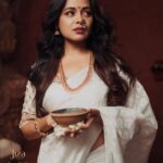 Prarthana Behere Instagram - 🤍♾️… . Makeup By:- @mua_prachisabale Jewellery By:- @jizajewellerystudio Photography:- @gauravk6677 Sari @shilpjeet_fashion_studio Blouse @zartaricouture Location @sumbaran_mystic Shoot organised by @jizajewellerystudio #newphotoshoot #newme #somethingforthefirsttime #saree #sareeshoot #whitesaree #marathimulgi #prarthanabehere