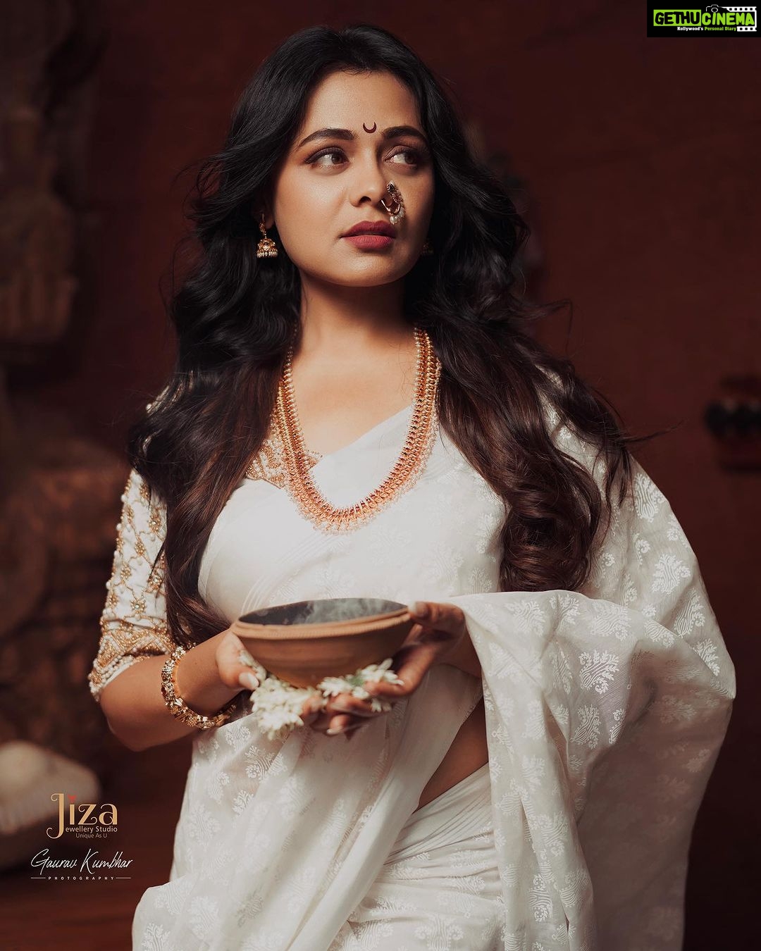 Prarthana Behere Instagram - 🤍♾️… . Makeup By:- @mua_prachisabale Jewellery By:- @jizajewellerystudio Photography:- @gauravk6677 Sari @shilpjeet_fashion_studio Blouse @zartaricouture Location @sumbaran_mystic Shoot organised by @jizajewellerystudio #newphotoshoot #newme #somethingforthefirsttime #saree #sareeshoot #whitesaree #marathimulgi #prarthanabehere