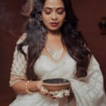 Prarthana Behere Instagram - 🤍♾️… . Makeup By:- @mua_prachisabale Jewellery By:- @jizajewellerystudio Photography:- @gauravk6677 Sari @shilpjeet_fashion_studio Blouse @zartaricouture Location @sumbaran_mystic Shoot organised by @jizajewellerystudio #newphotoshoot #newme #somethingforthefirsttime #saree #sareeshoot #whitesaree #marathimulgi #prarthanabehere