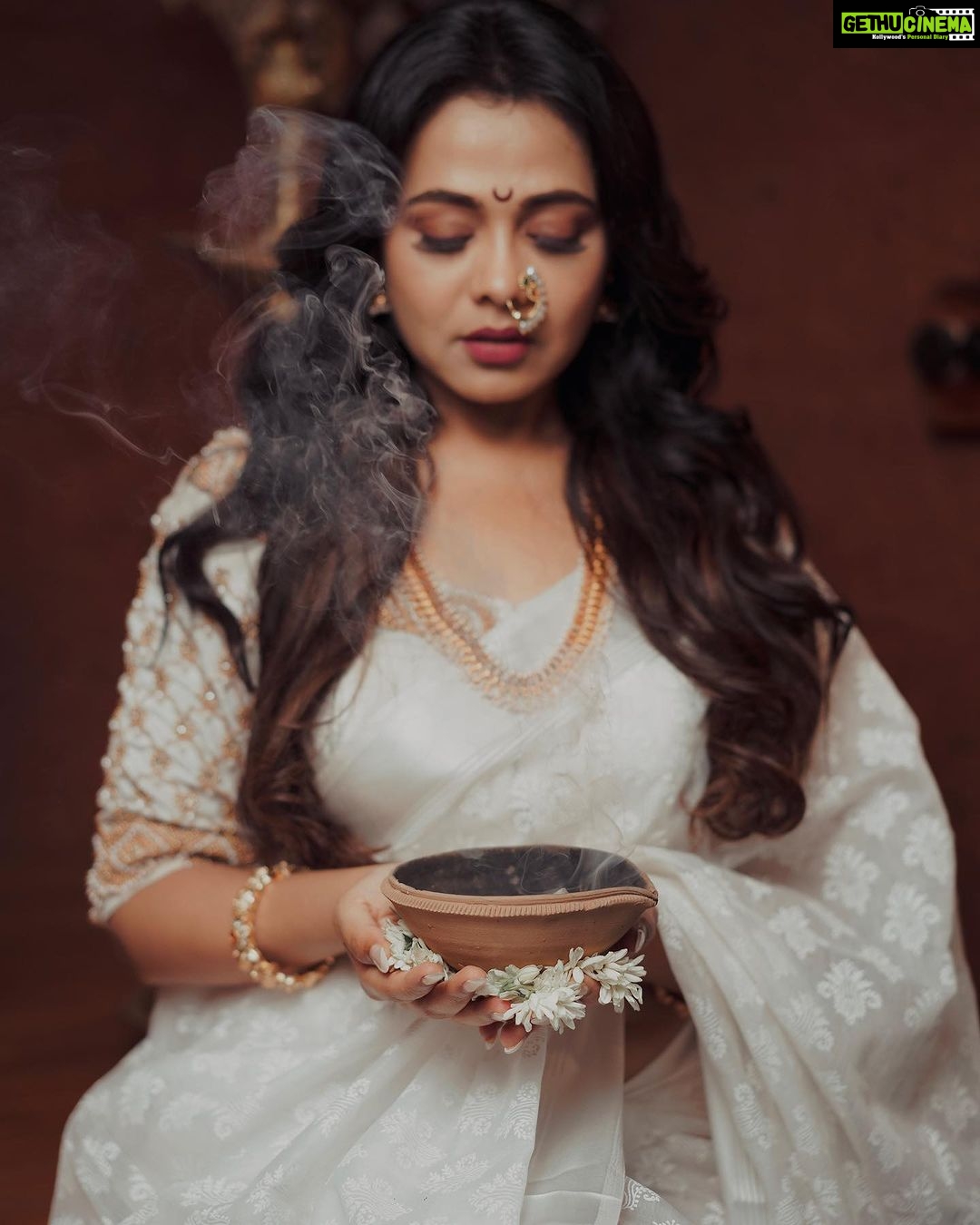 Prarthana Behere Instagram - 🤍♾️… . Makeup By:- @mua_prachisabale Jewellery By:- @jizajewellerystudio Photography:- @gauravk6677 Sari @shilpjeet_fashion_studio Blouse @zartaricouture Location @sumbaran_mystic Shoot organised by @jizajewellerystudio #newphotoshoot #newme #somethingforthefirsttime #saree #sareeshoot #whitesaree #marathimulgi #prarthanabehere