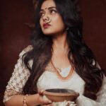 Prarthana Behere Instagram - 🤍♾️… . Makeup By:- @mua_prachisabale Jewellery By:- @jizajewellerystudio Photography:- @gauravk6677 Sari @shilpjeet_fashion_studio Blouse @zartaricouture Location @sumbaran_mystic Shoot organised by @jizajewellerystudio #newphotoshoot #newme #somethingforthefirsttime #saree #sareeshoot #whitesaree #marathimulgi #prarthanabehere