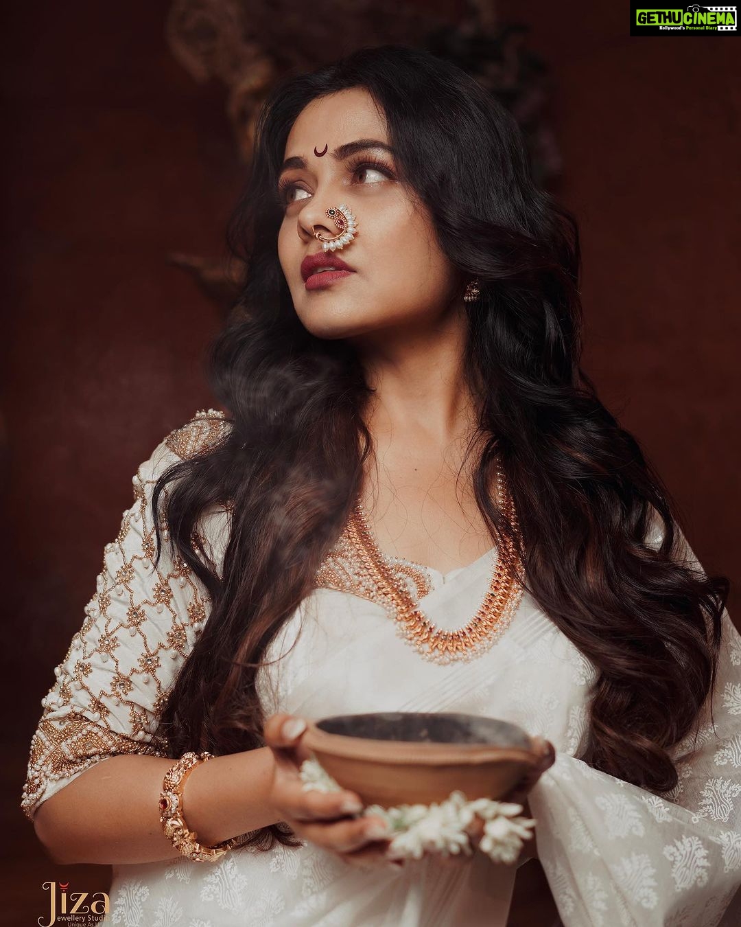 Prarthana Behere Instagram - 🤍♾️… . Makeup By:- @mua_prachisabale Jewellery By:- @jizajewellerystudio Photography:- @gauravk6677 Sari @shilpjeet_fashion_studio Blouse @zartaricouture Location @sumbaran_mystic Shoot organised by @jizajewellerystudio #newphotoshoot #newme #somethingforthefirsttime #saree #sareeshoot #whitesaree #marathimulgi #prarthanabehere