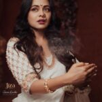 Prarthana Behere Instagram - 🤍♾️… . Makeup By:- @mua_prachisabale Jewellery By:- @jizajewellerystudio Photography:- @gauravk6677 Sari @shilpjeet_fashion_studio Blouse @zartaricouture Location @sumbaran_mystic Shoot organised by @jizajewellerystudio #newphotoshoot #newme #somethingforthefirsttime #saree #sareeshoot #whitesaree #marathimulgi #prarthanabehere