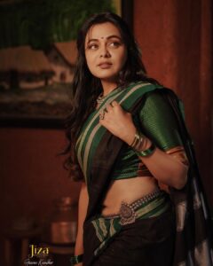 Prarthana Behere Instagram - Old in heart and Old in soul 🖤 . Makeup By:- @mua_prachisabale Jewellery By:- @jizajewellerystudio Photography:- @gauravk6677 Sari @anushricrations12 Blouse @shilpjeet_fashion_studio Location @sumbaran_mystic Shoot organised by @jizajewellerystudio #prarthanabehere #happiness #newphotoshoot #newme #somethingforthefirsttime