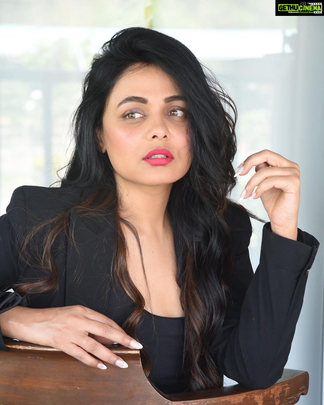 Prarthana Behere Instagram - 🤍🖤 @sarrikaaaaaa @ishansupriyamilind @sakshi_stylist