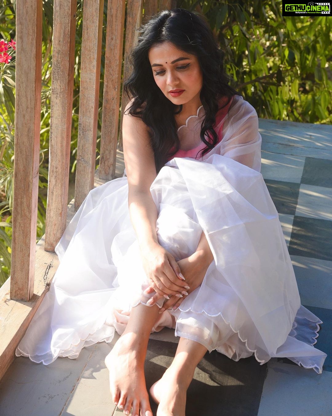 Prarthana Behere Instagram - 🤍🌸 . @ishansupriyamilind @sarrikaaaaaa @sakshi_stylist #lifeisbeautiful #happiness #photoshoot #newme #happyme #prarthanabehere