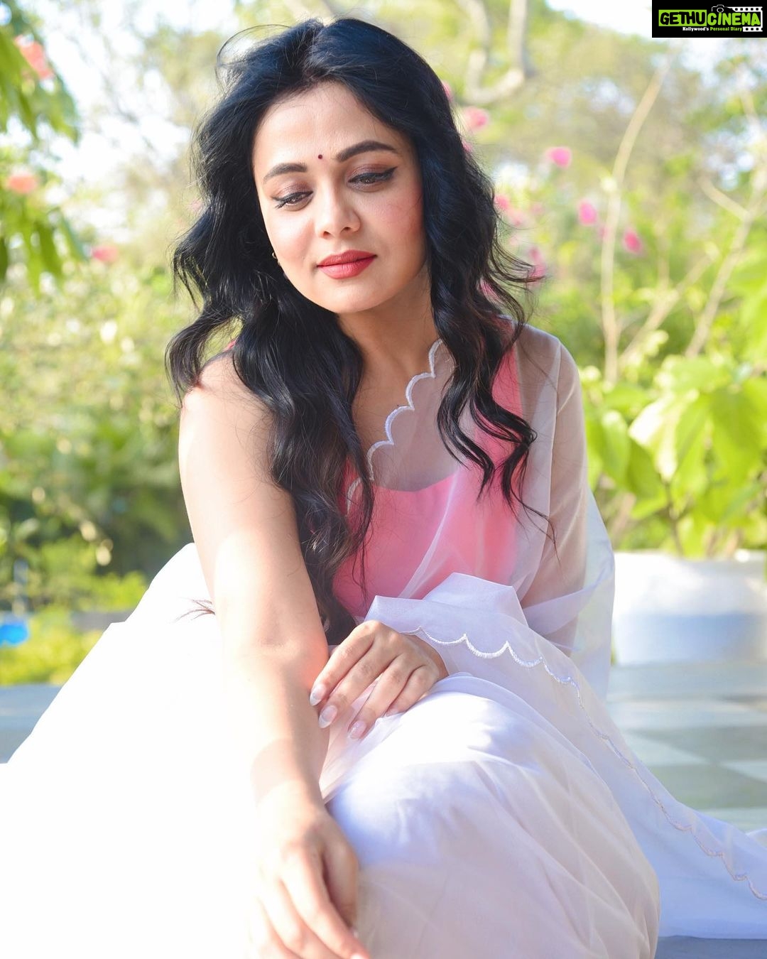 Prarthana Behere Instagram - 🤍🌸 . @ishansupriyamilind @sarrikaaaaaa @sakshi_stylist #lifeisbeautiful #happiness #photoshoot #newme #happyme #prarthanabehere