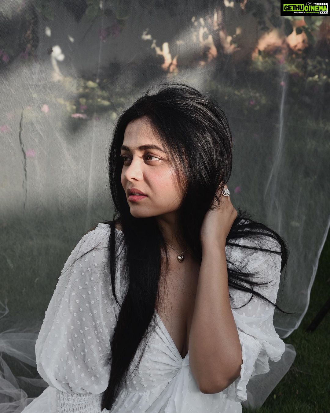 Prarthana Behere Instagram - 🤍🤍🤍🤍🤍♾… . @sarrikaaaaaa @ishansupriyamilind @sakshi_stylist #photoshoot #newme #prarthanabehere #happiness💕 #lifeisbeautiful #happyme