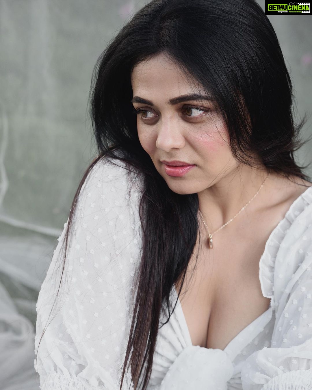 Prarthana Behere Instagram - 🤍🤍🤍🤍🤍♾… . @sarrikaaaaaa @ishansupriyamilind @sakshi_stylist #photoshoot #newme #prarthanabehere #happiness💕 #lifeisbeautiful #happyme