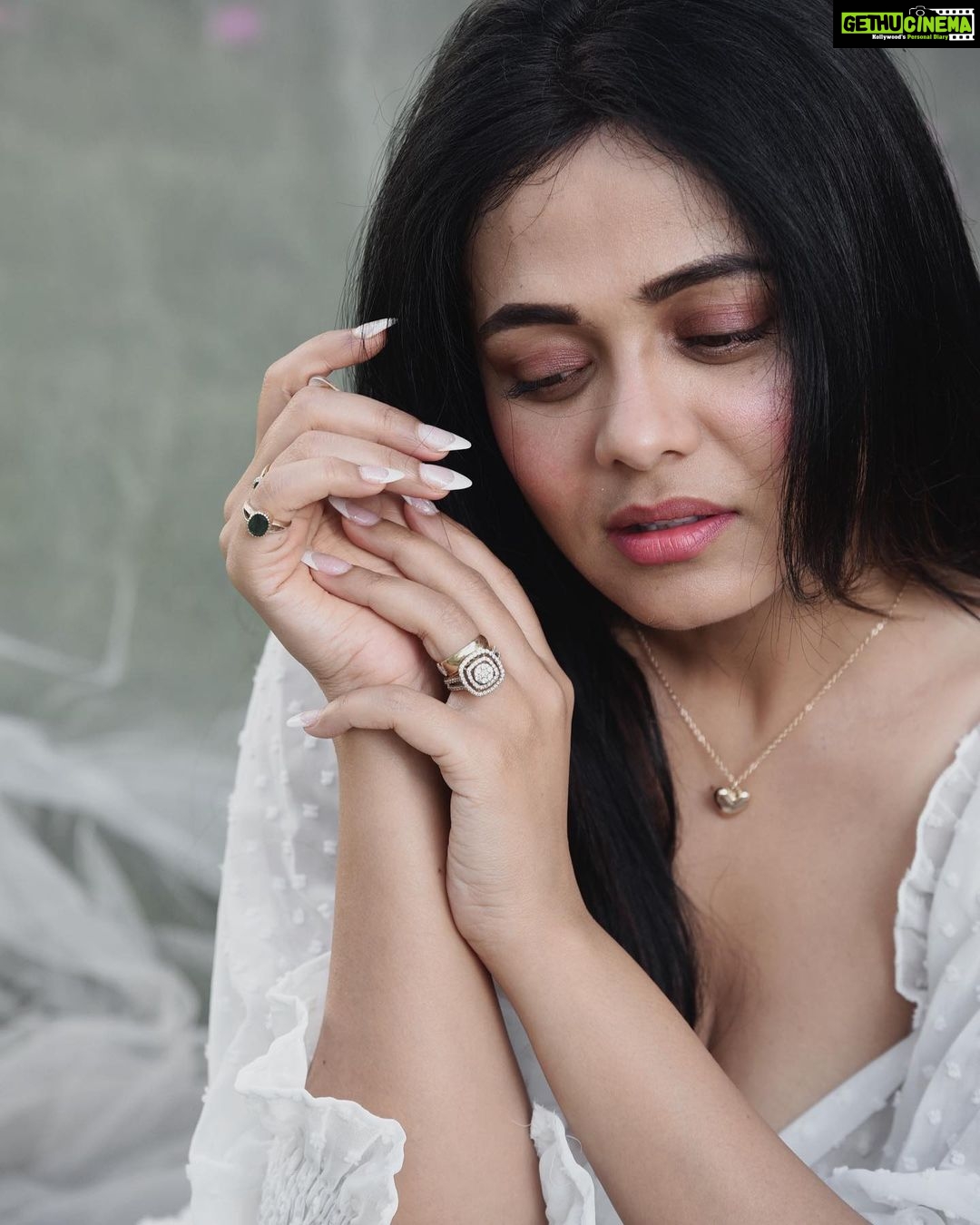 Prarthana Behere Instagram - 🤍🤍🤍🤍🤍♾… . @sarrikaaaaaa @ishansupriyamilind @sakshi_stylist #photoshoot #newme #prarthanabehere #happiness💕 #lifeisbeautiful #happyme