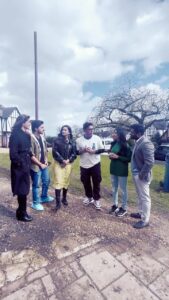 Prarthana Behere Instagram - Aaeee Sanjay Sir Aale …. #dadakejalave #shootinglife #londondiaries #shootinginlondon #happiness