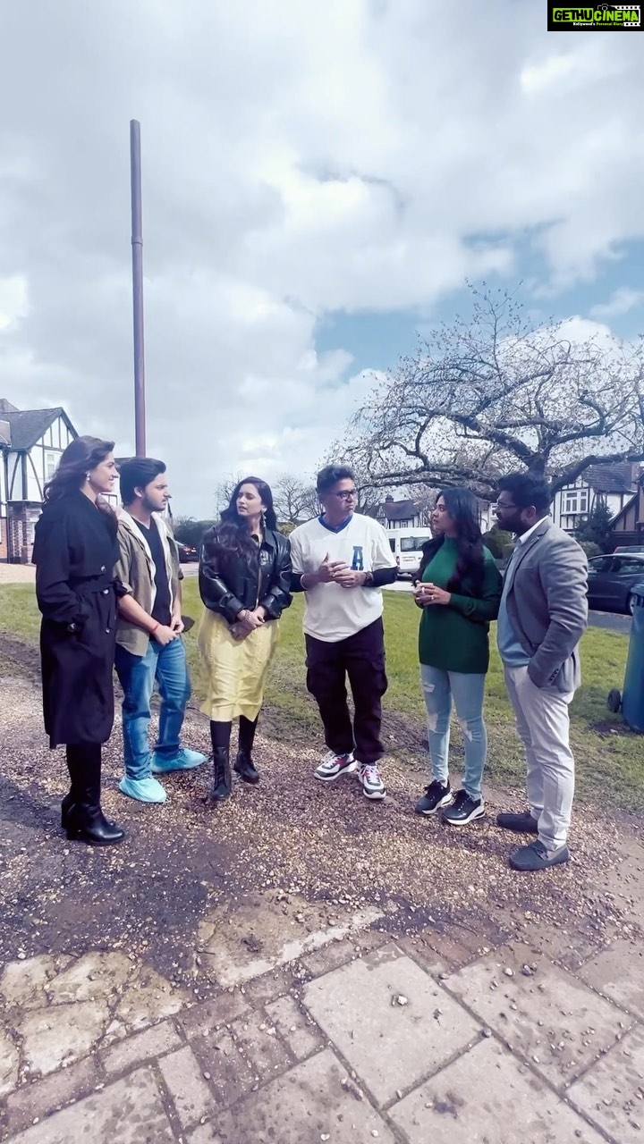 Prarthana Behere Instagram - Aaeee Sanjay Sir Aale …. #dadakejalave #shootinglife #londondiaries #shootinginlondon #happiness