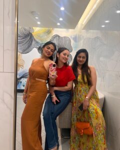 Prarthana Behere Instagram - Jollity….. 💕
@gayatri.vanshil @komal__thanki 
.
#happylife #lifeisbeautiful #💕♾