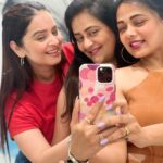 Prarthana Behere Instagram - Jollity….. 💕 @gayatri.vanshil @komal__thanki . #happylife #lifeisbeautiful #💕♾