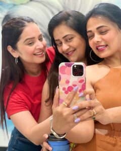 Prarthana Behere Instagram - Jollity….. 💕 @gayatri.vanshil @komal__thanki . #happylife #lifeisbeautiful #💕♾