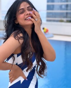 Prarthana Behere Instagram - Happiness looks like this!!! 
💙🤍💙🤍💙
.
#lifeisbeautiful #happiness 
#💕♾ #happylife #happyme #vacation #holidays #favoriteplace #pooltime #poolsidefun 
Pic by : @gayatri.vanshil