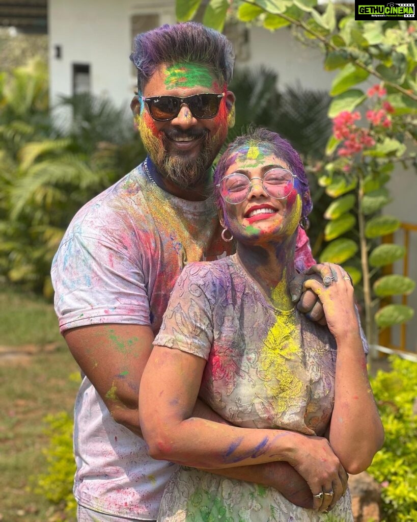 Prarthana Behere Instagram - Colour of love … 💜 Happy Holi everyone Pic by - @meshreysawant #happyholi #lifeisbeautiful #happiness #happyme #happyus