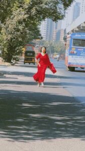 Prarthana Behere Instagram - Last day shoot … ❤️🎥
.
#lifeisbeautiful #happiness #sareelove 
#💕♾️ #prarthanabehere #beingneha #mtr #lastdayshoot #loveformtr #zeemarathi #willmissthis