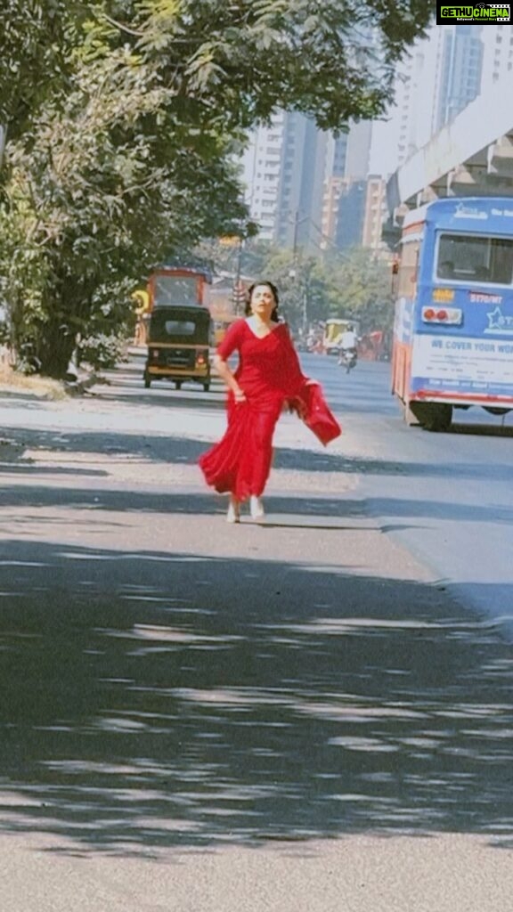 Prarthana Behere Instagram - Last day shoot … ❤️🎥 . #lifeisbeautiful #happiness #sareelove #💕♾️ #prarthanabehere #beingneha #mtr #lastdayshoot #loveformtr #zeemarathi #willmissthis