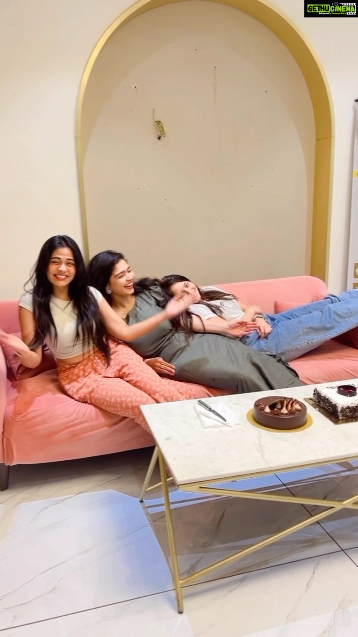 Prarthana Behere Instagram - Okay, so as the last reel reached 1 Million, Sharing another edit… let’s say the last video was a blooper 🤪 #sonaleekulkarni #prarthanabehere #bhagyashrigupte #reel #fun #friendship #dermavilla #madgirls #trio #love #crazy #bffs #friendshipgoals #trendingreels Dermavilla