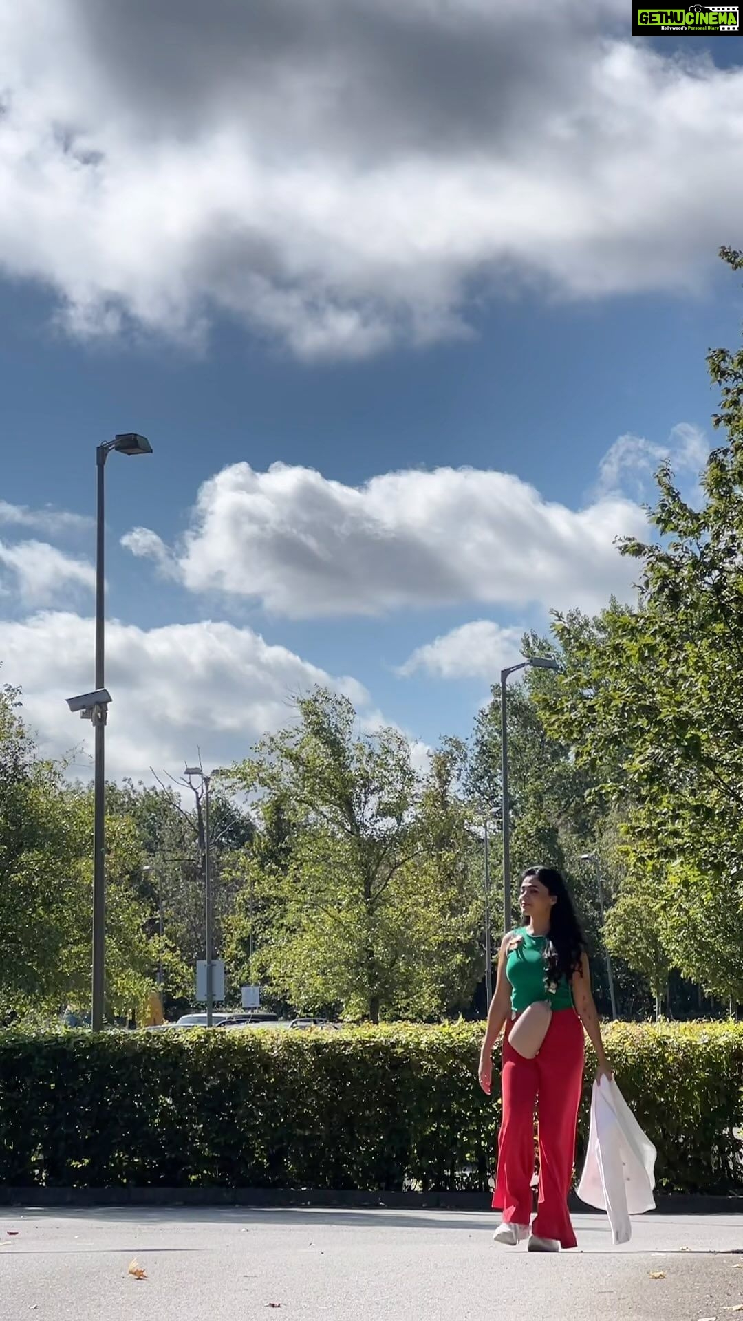 Prarthana Behere Instagram - 🧡🤍💚… missing INDIA !!!! कधीच न संपणारा आणि शेवटच्या श्वासा पर्यंत टिकणारा धर्म म्हणजे देश धर्म!!!!! Happy Independence Day #meradeshmahan🇮🇳 #proudindian #happyindependenceday #🧡🤍💚 Video by @steadiacp (🙏🏻) London, United Kingdom
