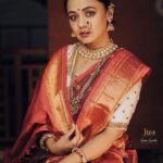 Prarthana Behere Instagram - 🤎 . In frame @prarthana.behere Makeup By:- @mua_prachisabale Jewellery By:- @jizajewellerystudio Video @pscreativefactory Photographer:- @gauravk6677 Outfit @zartaricouture Location @sumbaran_mystic Shoot organised by @jizajewellerystudio #prarthanabehere #newlook #saree #jwellery #photoshoot #marathimulgi #navvarisaree #newme