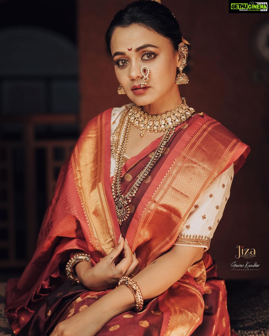 Prarthana Behere Instagram - 🤎 . In frame @prarthana.behere Makeup By:- @mua_prachisabale Jewellery By:- @jizajewellerystudio Video @pscreativefactory Photographer:- @gauravk6677 Outfit @zartaricouture Location @sumbaran_mystic Shoot organised by @jizajewellerystudio #prarthanabehere #newlook #saree #jwellery #photoshoot #marathimulgi #navvarisaree #newme