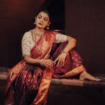 Prarthana Behere Instagram - 🤎 . In frame @prarthana.behere Makeup By:- @mua_prachisabale Jewellery By:- @jizajewellerystudio Video @pscreativefactory Photographer:- @gauravk6677 Outfit @zartaricouture Location @sumbaran_mystic Shoot organised by @jizajewellerystudio #prarthanabehere #newlook #saree #jwellery #photoshoot #marathimulgi #navvarisaree #newme