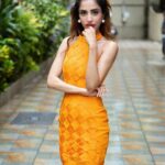 Priya Banerjee Instagram - 🌅🌧️🧡 📸 @framingframesbyps HMUA @makeupbychanch Styled by @izhachaudhry @hausizha Earrings @upakarna
